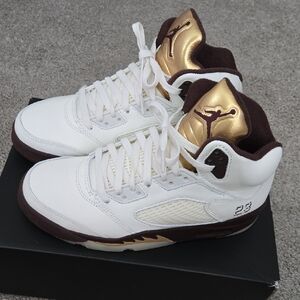 Jordan Women's Sneakers in White and Gold